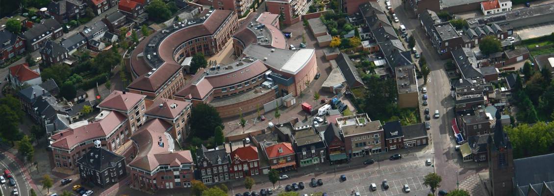 luchtfoto van het gemeentehuis van Valkenswaard